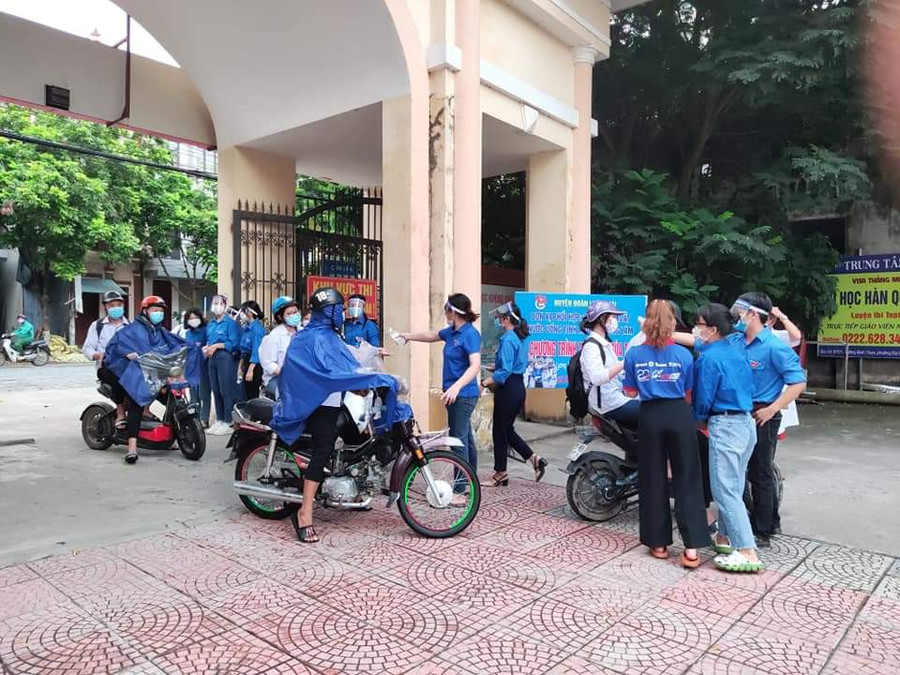 Công tác phòng chống dịch Covid-19 được thực hiện nghiêm từ cổng điểm thi.