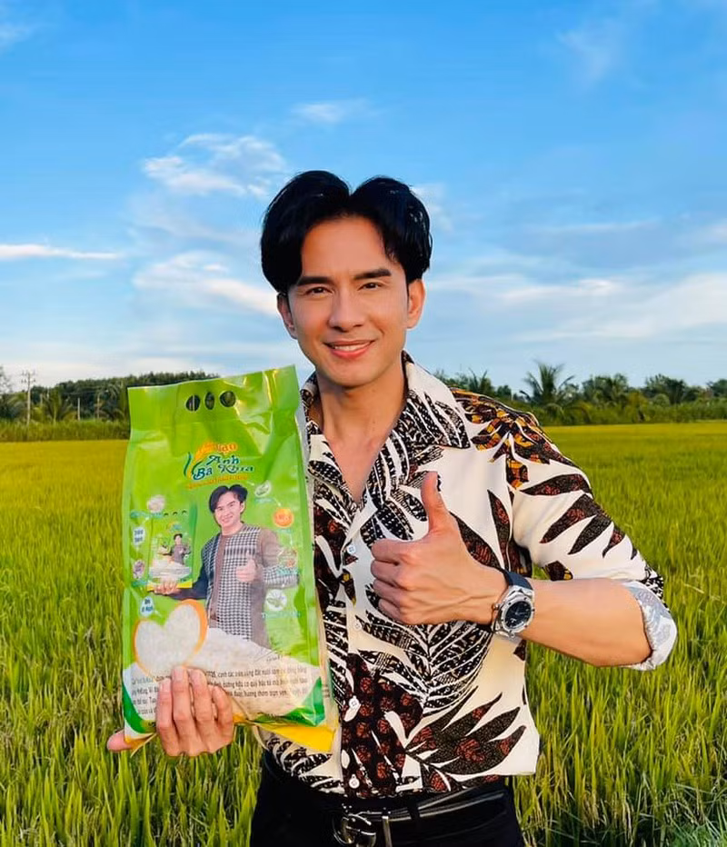 Khi hay tin TP Hồ Chí Minh giãn cách xã hợi theo Chỉ thị 16 (từ 0 giờ ngày 9/7), ca sĩ Đan Trường dù ở Mỹ nhưng đã nhanh chóng họp cùng các thành viên ban giám đốc của “Gạo Anh Ba Khía” và quyết định: “Sẽ đóng góp hơn 3.000 ký gạo cho tất cả các hội thiện nguyện, nơi chăm sóc người cao tuổi, các em mồ côi và bếp cơm miễn phí trên khắp cả nước. Hy vọng với chút nỗ lực nhỏ, một phần nào đó sẽ giúp một số bà con mình vượt qua trận dịch lần này. Mỗi phần quà từ: 200-300 ký gạo tùy quy mô của từng nhóm thiện nguyện, chùa nuôi người già neo đơn, trẻ em mồ côi. Số lượng - quy mô sẽ được nhân rộng hơn nữa nếu có được sự hưởng ứng từ sự đóng góp của quý mạnh thường quân có lòng hảo tâm”.