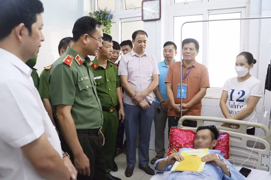 Giám đốc Công an tỉnh Nghệ An đến bệnh viện động viên, thăm hỏi cán bộ bị thương.