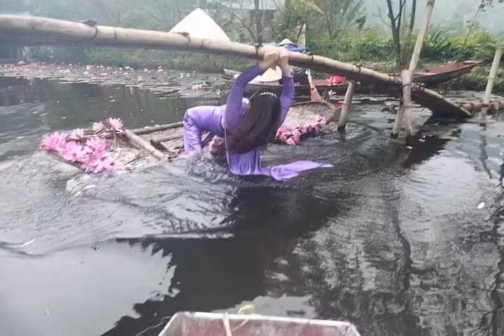 Những lúc gian nguy, áo dài mới chứng tỏ võ công thâm hậu.