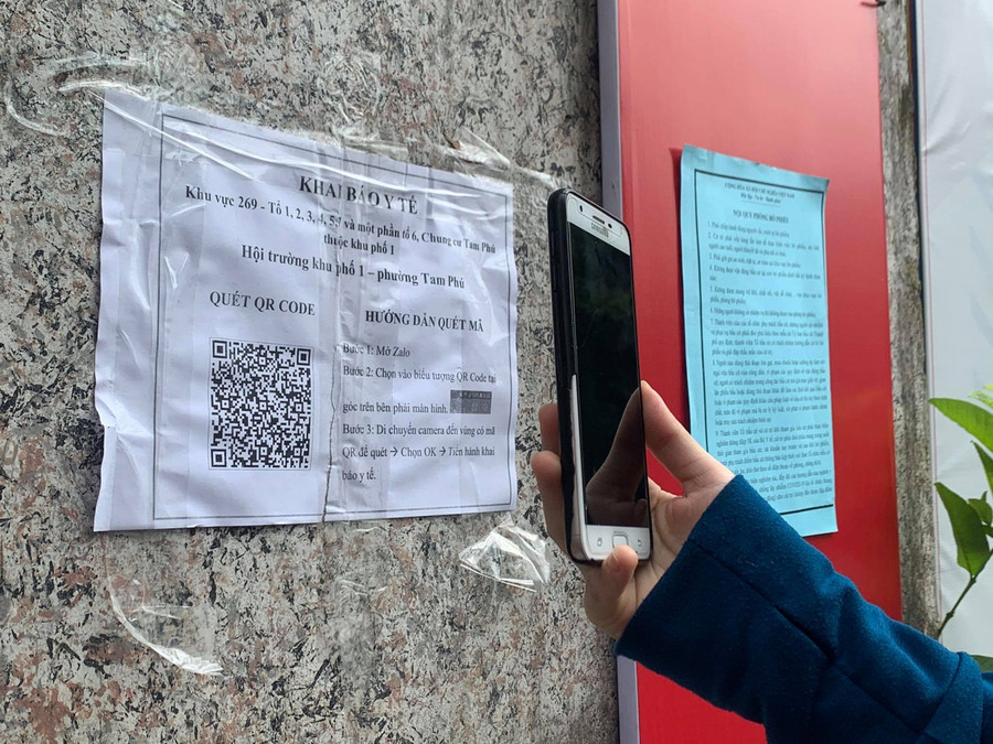 Tại các điểm bỏ phiếu ở UBND phường, người dân được yêu cầu quét mã QR Code để khai báo y tế Tại các điểm bỏ phiếu ở UBND phường, người dân được yêu cầu quét mã QR Code để khai báo y tế