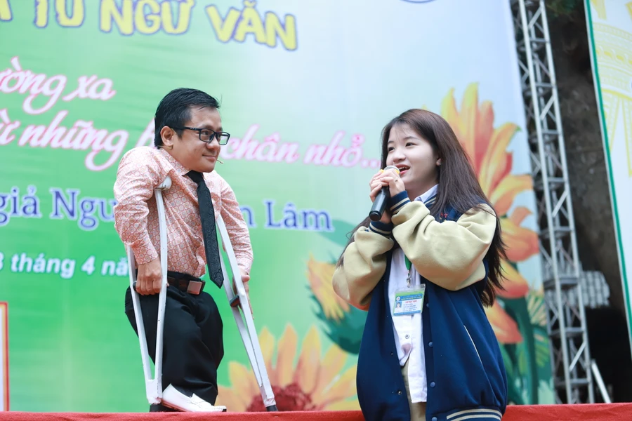 Em Vũ Thúy Hiền, học sinh lớp 10D2 đặt câu hỏi giao lưu cùng diễn giả Nguyễn Sơn Lâm tại chương trình.