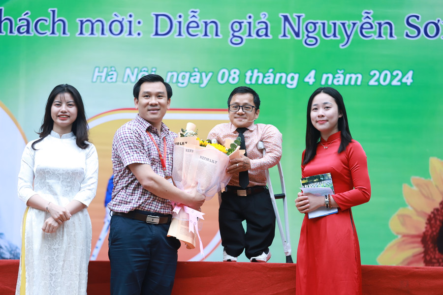 Lãnh đạo nhà trường tặng hoa chúc mừng diễn giả Nguyễn Sơn Lâm. Lãnh đạo nhà trường tặng hoa chúc mừng diễn giả Nguyễn Sơn Lâm.