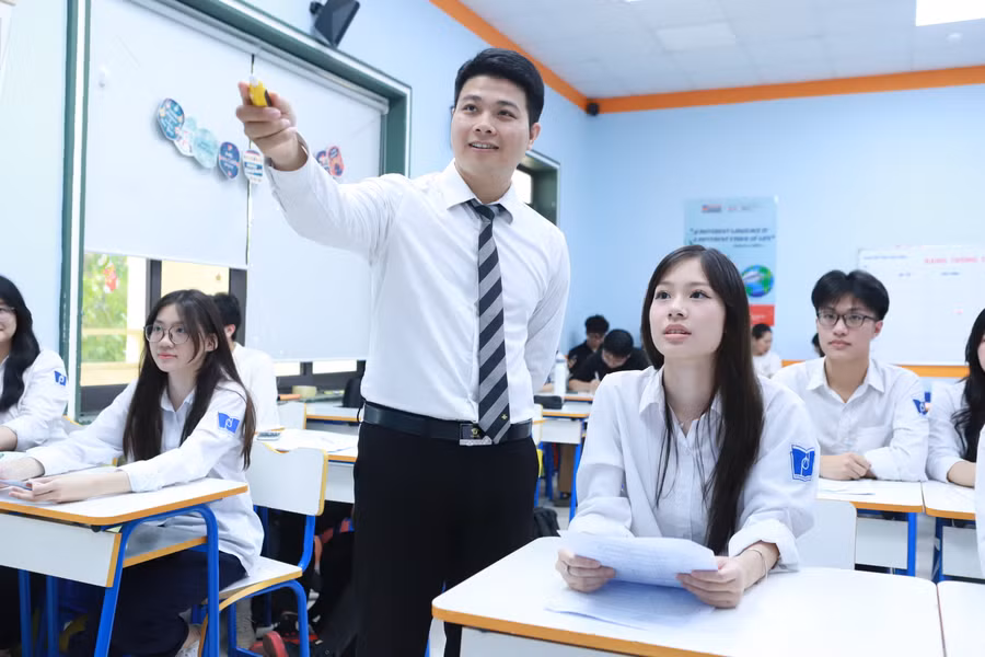 Thầy Nguyễn Văn Đức trong một giờ ôn luyện môn Toán cho học sinh khối 12 trước kỳ thi tốt nghiệp THPT năm 2024. Ảnh: Đình Tuệ. Thầy Nguyễn Văn Đức trong một giờ ôn luyện môn Toán cho học sinh khối 12 trước kỳ thi tốt nghiệp THPT năm 2024. Ảnh: Đình Tuệ.