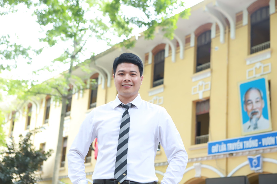 Thầy Nguyễn Văn Đức đang dạy môn Toán tại Trường THPT Phan Đình Phùng, Hà Nội. Thầy Nguyễn Văn Đức đang dạy môn Toán tại Trường THPT Phan Đình Phùng, Hà Nội.