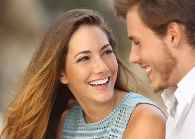 Để biết người đàn ông của bạn có phải là mẫu người chung thủy hay không, hãy tìm những dấu hiệu của sự lắng nghe tích cực. (Ảnh: ITN).