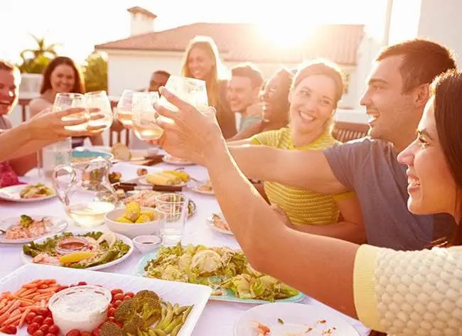 Nếu bạn quan trọng với anh ấy, thì những người bạn yêu thương nhất cũng sẽ như vậy. (Ảnh: ITN) Nếu bạn quan trọng với anh ấy, thì những người bạn yêu thương nhất cũng sẽ như vậy. (Ảnh: ITN)