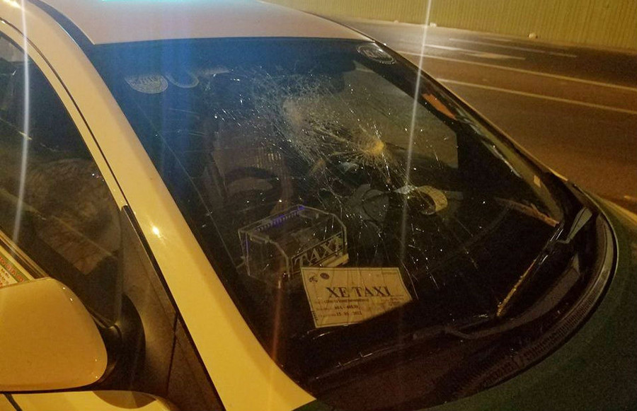 Kính chắn gió của taxi thấy sự việc đã đuổi theo chặn chiếc xe gây tai nạn thì bị người nghi là cán bộ CSGT đập vỡ. Ảnh Vietnamnet. Kính chắn gió của taxi thấy sự việc đã đuổi theo chặn chiếc xe gây tai nạn thì bị người nghi là cán bộ CSGT đập vỡ. Ảnh Vietnamnet.