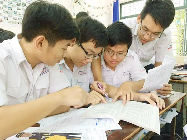 Giám đốc Sở GD&ĐT tư vấn cho thí sinh đăng ký dự thi
