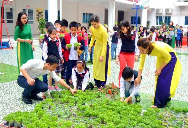 Yêu thương, sáng tạo và hợp tác để tạo thành bản đồ Việt Nam xanh Yêu thương, sáng tạo và hợp tác để tạo thành bản đồ Việt Nam xanh