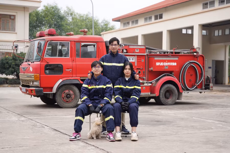 Em Lê Thảo Uyên (ngồi bên phải) trong quá trình thực hiện dự án “Nghiên cứu tổng hợp vật liệu polymer siêu hấp thụ từ tinh bột sắn (Tapioca starch) và ứng dụng chế tạo chế phẩm hydrogel chống cháy” dưới sự hướng dẫn của thầy giáo Hoàng Châu Thiện.