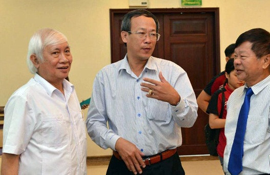 Các đại biểu trao đổi bên thềm buổi tọa đàm