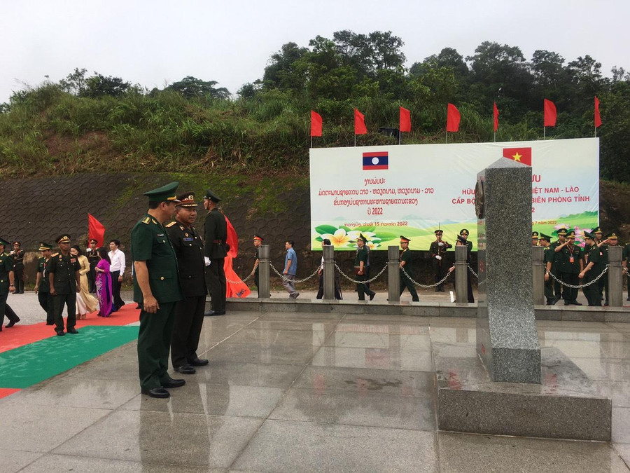 Đại diện lực lượng bảo vệ biên giới tỉnh Quảng Bình và tỉnh Khăm Muộn thực hiện nghi thức chào cột mốc. Đại diện lực lượng bảo vệ biên giới tỉnh Quảng Bình và tỉnh Khăm Muộn thực hiện nghi thức chào cột mốc.