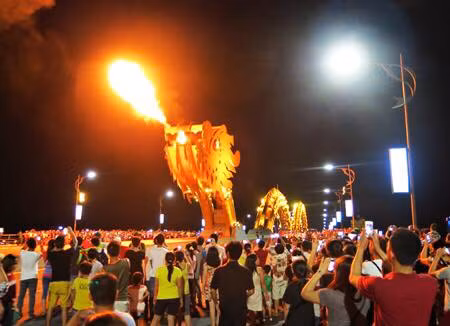 Màn phun lửa, phun nước tại cầu Rồng thu hút khách du lịch và người dân đến xem vào mỗi cuối tuần 