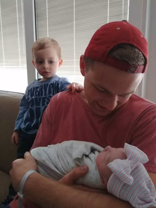 Người đứng sau hạnh phúc.