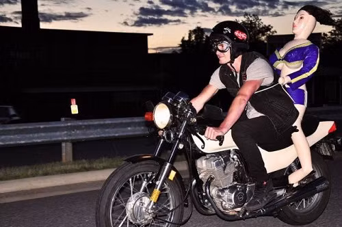 Đưa em đi khắp thế gian.