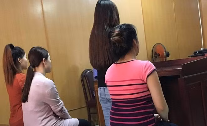 Các bị cáo nói lời sau cùng trước khi HĐXX nghị án - ảnh Hoài Thanh (Zing.vn). 