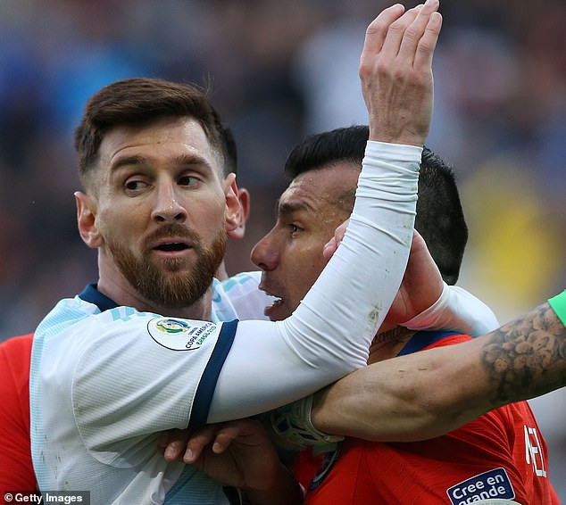 Messi khá ngỡ ngàng với thẻ đỏ Messi khá ngỡ ngàng với thẻ đỏ