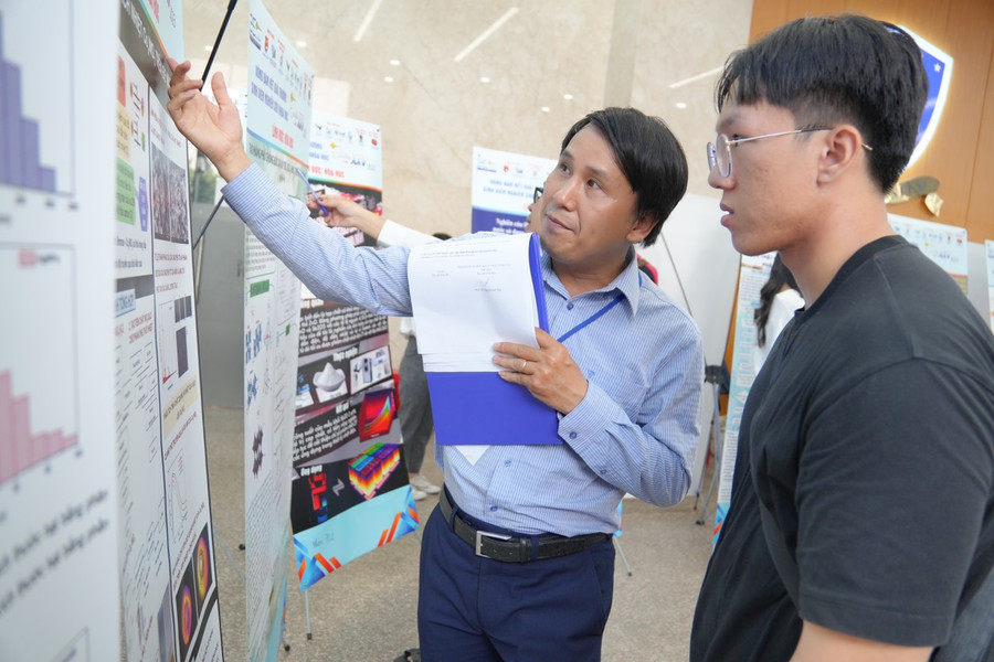 Ban giám khảo xem và chấm điểm một đề tài nghiên cứu khoa học tại vòng bán kết.