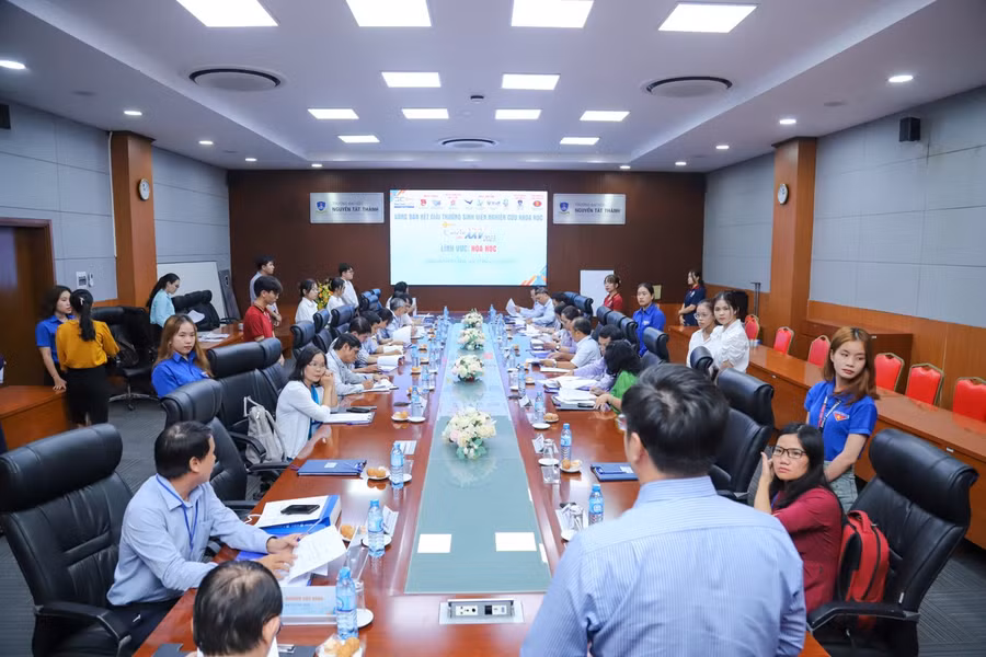 Hội đồng Ban giám khảo làm việc tại vòng bán kết cuộc thi Sinh viên Nghiên cứu Khoa học - Euréka lần thứ 25 lĩnh vực Hóa học.