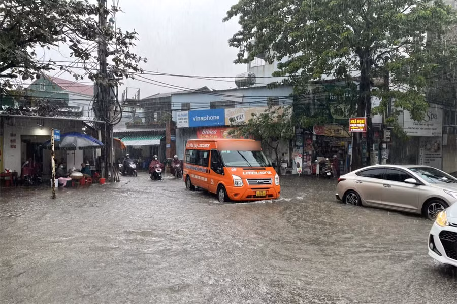 Đường Phan Bội Châu cũng bị ngập sâu 20cm.