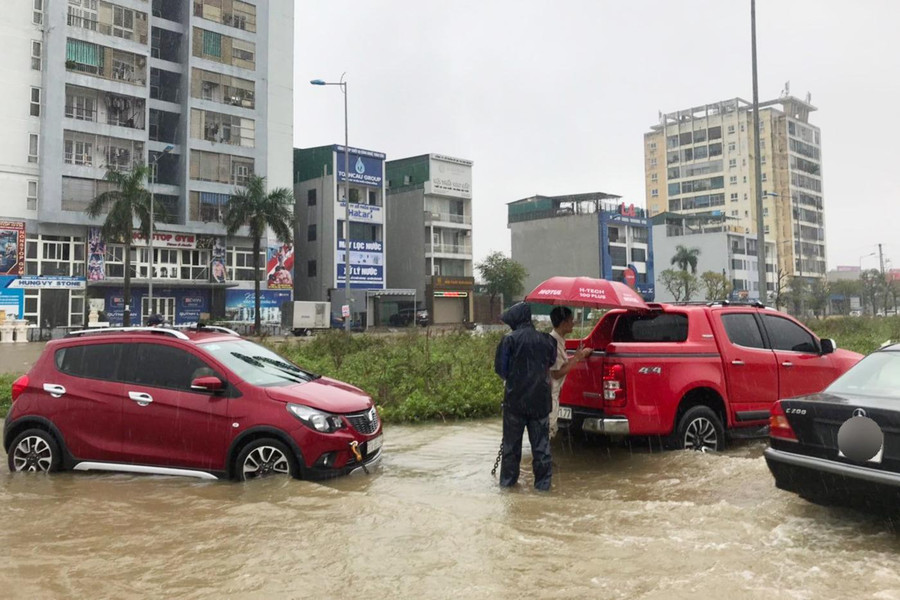 Xe ô tô chết máy la liệt trên đường 72m. Xe ô tô chết máy la liệt trên đường 72m.