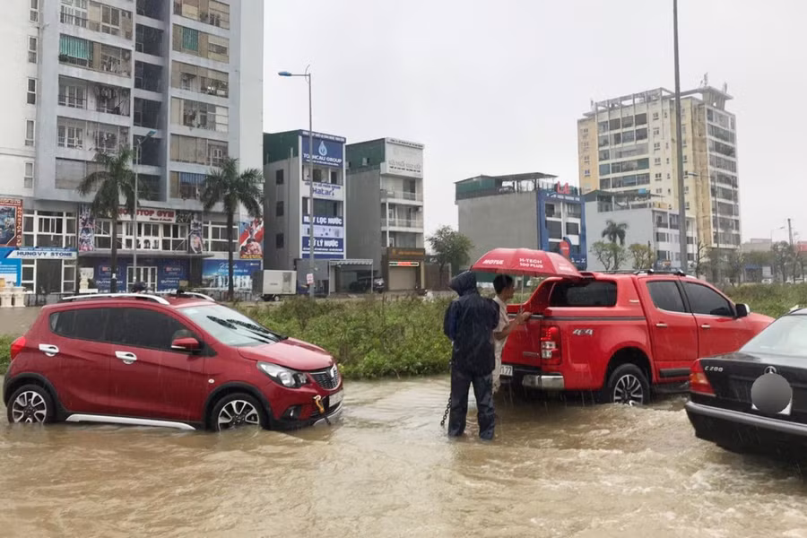 Xe ô tô chết máy la liệt trên đường 72m.