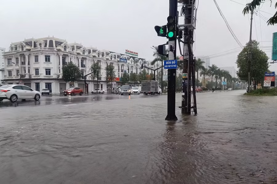 Nước ngập tại ngã tư đại lộ Lê Nin và đường Lý Thường Kiệt.