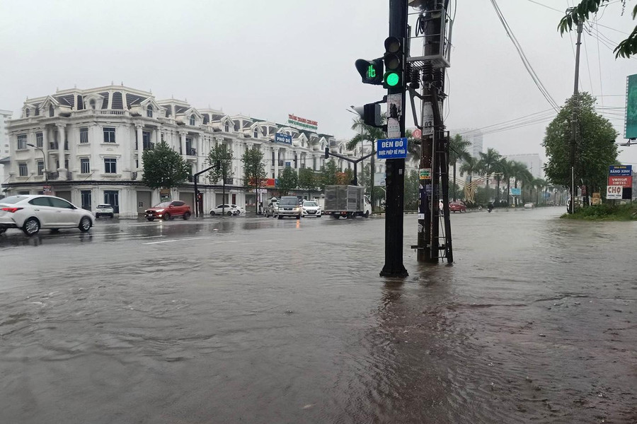 Nước ngập tại ngã tư đại lộ Lê Nin và đường Lý Thường Kiệt. Nước ngập tại ngã tư đại lộ Lê Nin và đường Lý Thường Kiệt.