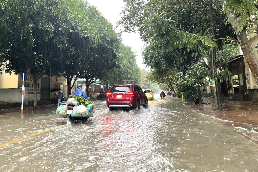 Xe cộ "bì bõm" đi trên tuyến đường Trần Huy Liệu. Xe cộ "bì bõm" đi trên tuyến đường Trần Huy Liệu.