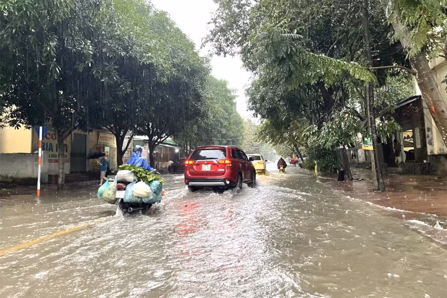 Xe cộ "bì bõm" đi trên tuyến đường Trần Huy Liệu.