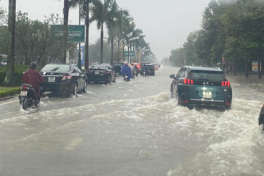 Đại lộ Lê Nin nước ngập sâu nên các phương tiện chỉ di chuyển trên 1 làn đường. Đại lộ Lê Nin nước ngập sâu nên các phương tiện chỉ di chuyển trên 1 làn đường.