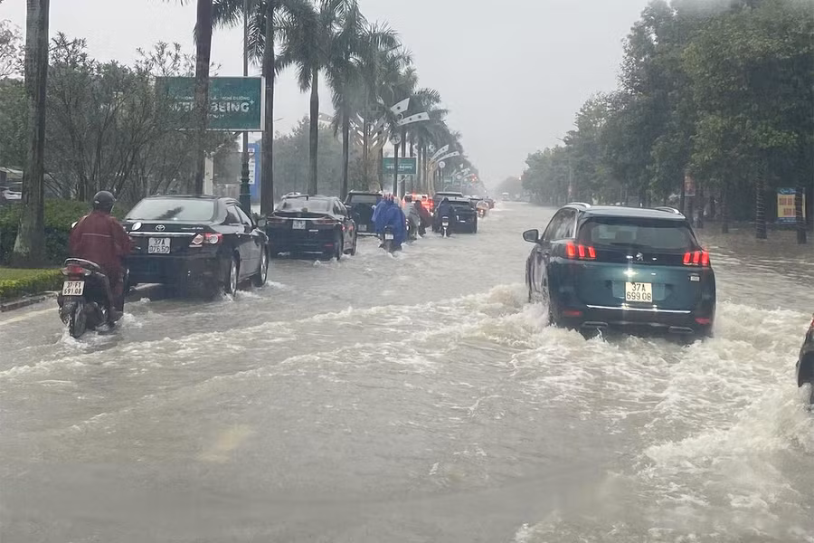 Đại lộ Lê Nin nước ngập sâu nên các phương tiện chỉ di chuyển trên 1 làn đường.