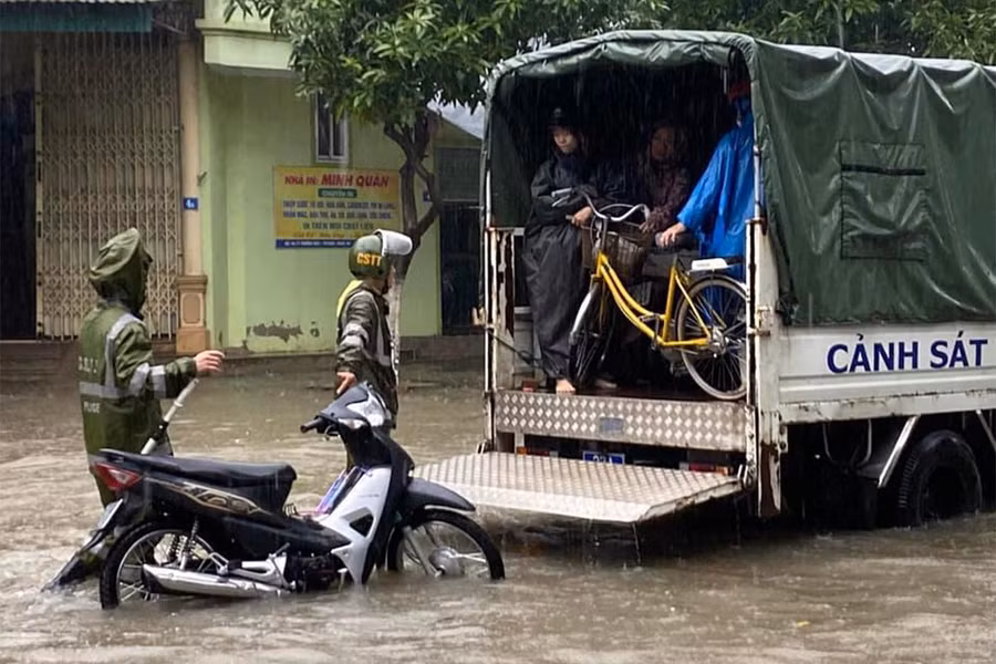 Đội Cảnh sát giao thông – Trật tự Công an thành phố Vinh bố trí cán bộ, chiến sĩ túc trực ở nhiều điểm để phân luồng, cảnh báo người tham gia giao thông không đi vào các điểm ngập sâu và hỗ trợ phương tiện ôtô, xe máy bị hỏng và qua các điểm ngập.