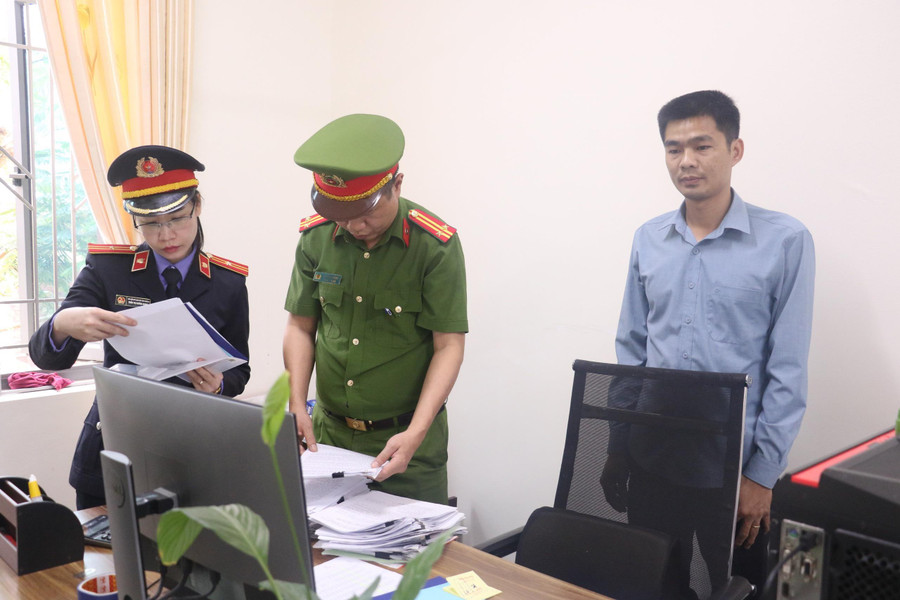 Lực lượng chức năng khám xét nơi làm việc của Phạm Văn Tài (bên phải). Lực lượng chức năng khám xét nơi làm việc của Phạm Văn Tài (bên phải).