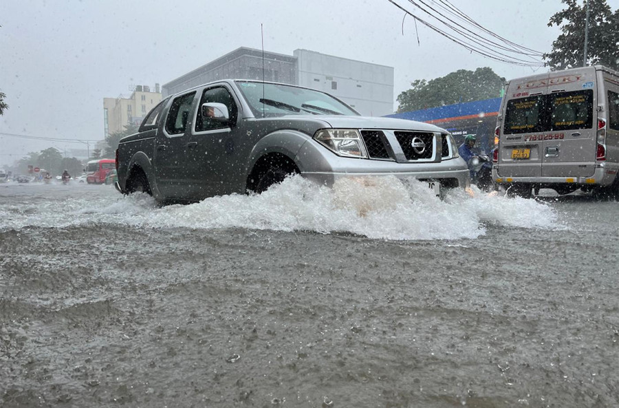 Đường Nguyễn Trãi ngập sâu, có nơi ngập từ 30-50cm. Đường Nguyễn Trãi ngập sâu, có nơi ngập từ 30-50cm.