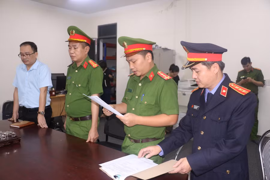 Cơ quan chức năng tống đạt quyết định khởi tố bị can và lệnh bắt tạm giam.