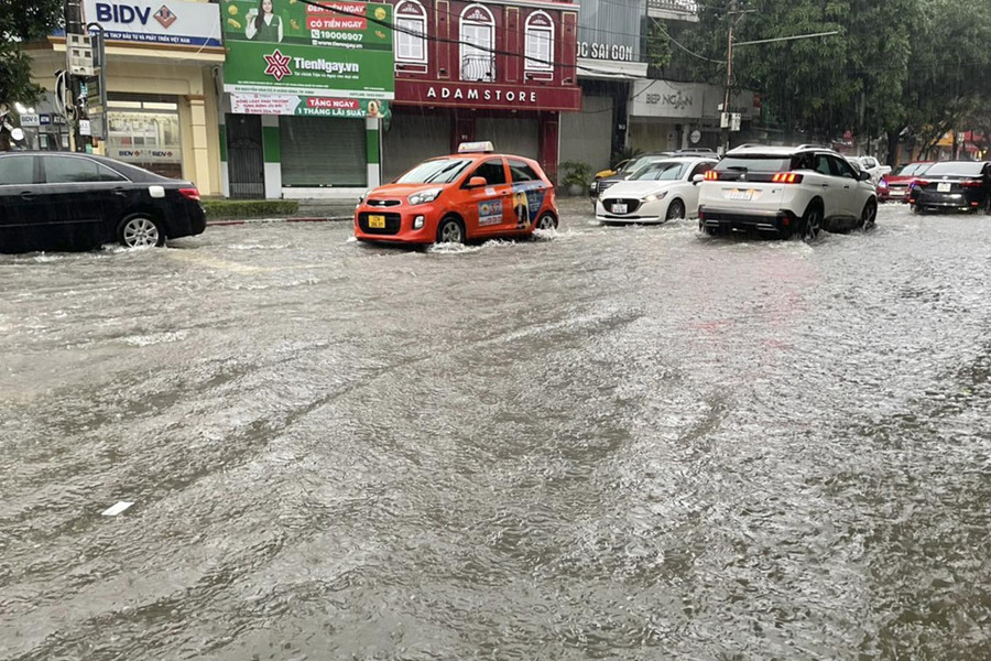 Xe cộ di chuyển trên tuyến đường Nguyễn Văn Cừ. Xe cộ di chuyển trên tuyến đường Nguyễn Văn Cừ.