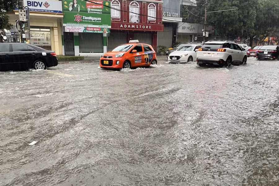 Xe cộ di chuyển trên tuyến đường Nguyễn Văn Cừ.