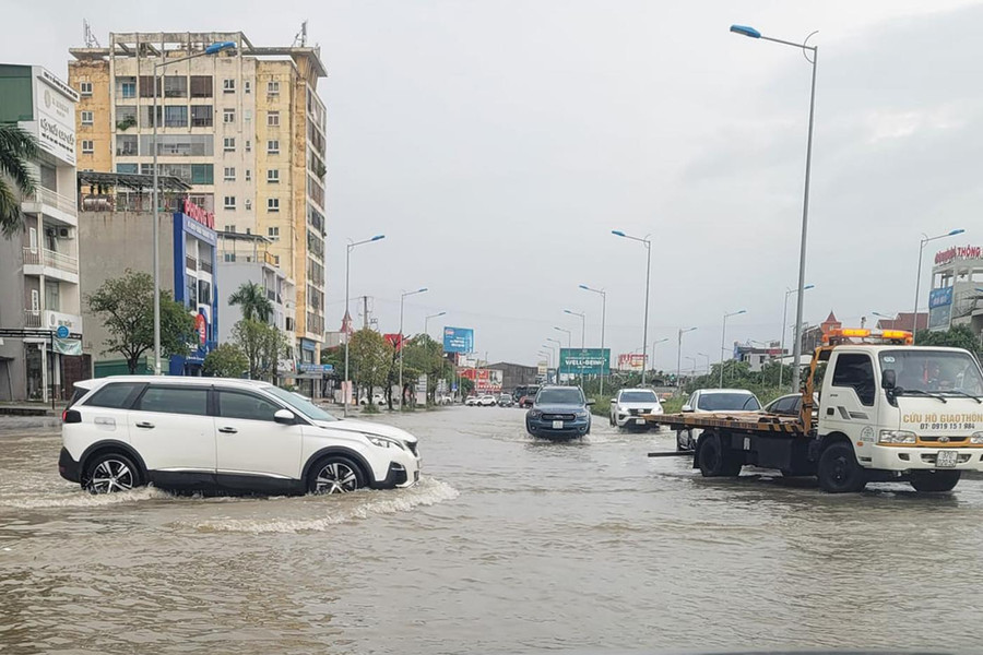 Đường 72m bị ngập sâu, ô tô bị chết máy phải gọi cứu hộ. Đường 72m bị ngập sâu, ô tô bị chết máy phải gọi cứu hộ.