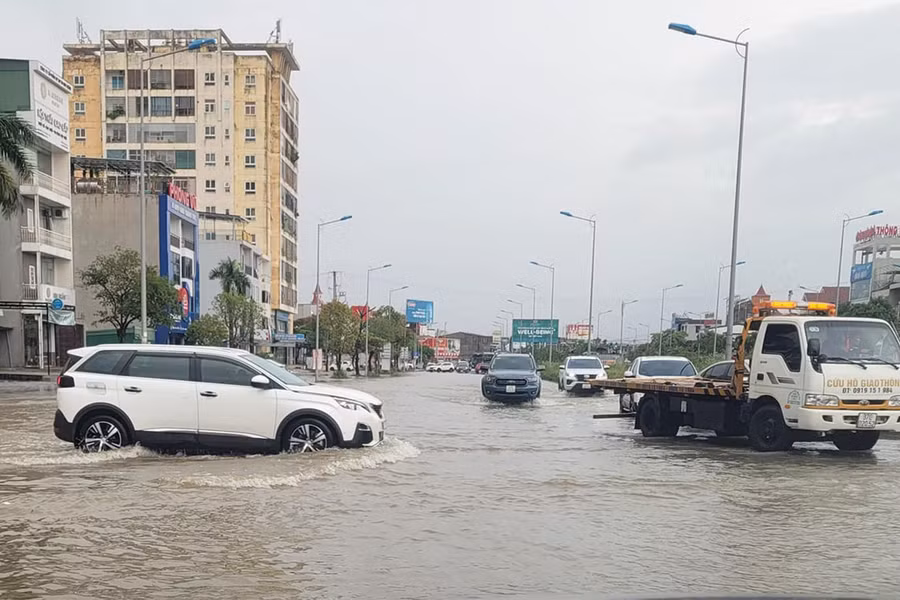 Đường 72m bị ngập sâu, ô tô bị chết máy phải gọi cứu hộ.