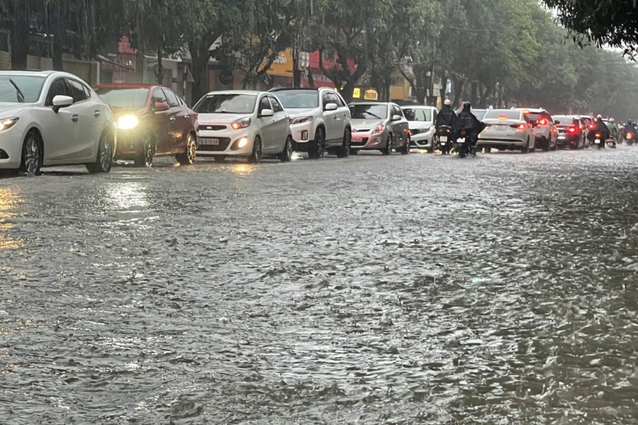 Tuyến đường Nguyễn Văn Cừ bị ngập khiến nhiều phương tiện đi qua gặp nhiều khó khăn. Tuyến đường Nguyễn Văn Cừ bị ngập khiến nhiều phương tiện đi qua gặp nhiều khó khăn.