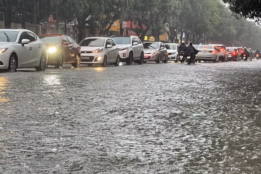 Tuyến đường Nguyễn Văn Cừ bị ngập khiến nhiều phương tiện đi qua gặp nhiều khó khăn.