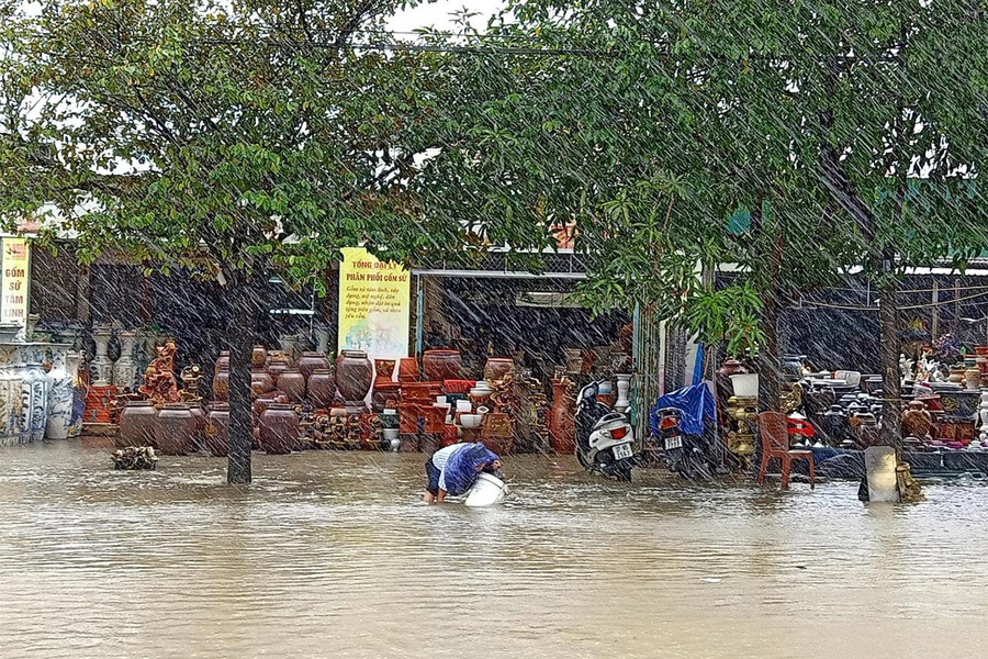 Từ đầu năm 2022 đến nay, đây là lần thứ 3 thành phố Vinh xảy ra mưa lớn khiến các tuyến đường bị ngập. Đến 15h chiều nay, mưa vẫn chưa có dấu hiệu tạnh, nguy cơ ngập lụt tiếp tục tái diễn. Từ đầu năm 2022 đến nay, đây là lần thứ 3 thành phố Vinh xảy ra mưa lớn khiến các tuyến đường bị ngập. Đến 15h chiều nay, mưa vẫn chưa có dấu hiệu tạnh, nguy cơ ngập lụt tiếp tục tái diễn.
