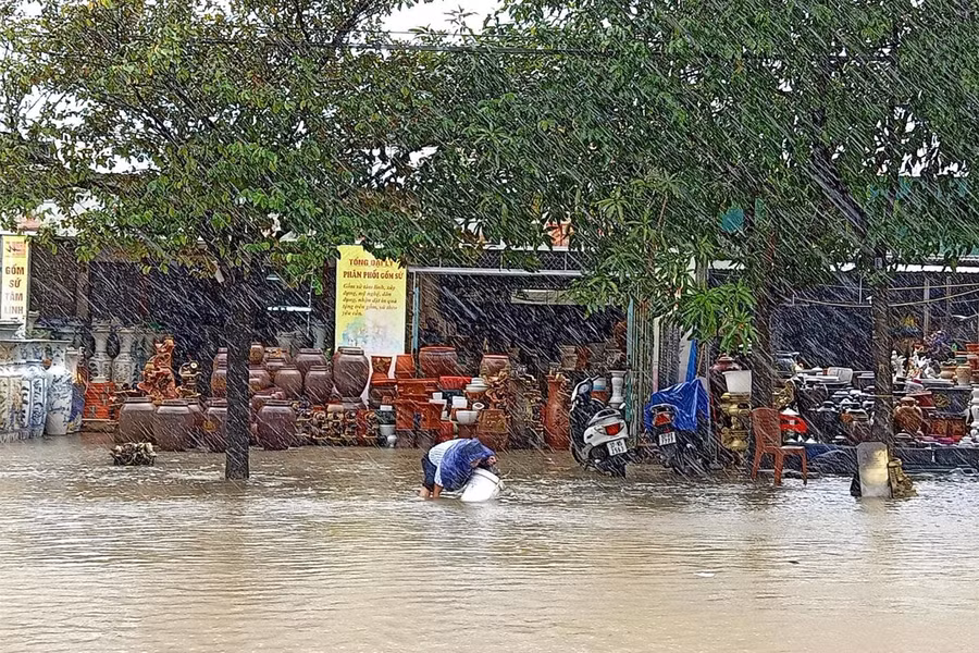 Từ đầu năm 2022 đến nay, đây là lần thứ 3 thành phố Vinh xảy ra mưa lớn khiến các tuyến đường bị ngập. Đến 15h chiều nay, mưa vẫn chưa có dấu hiệu tạnh, nguy cơ ngập lụt tiếp tục tái diễn.