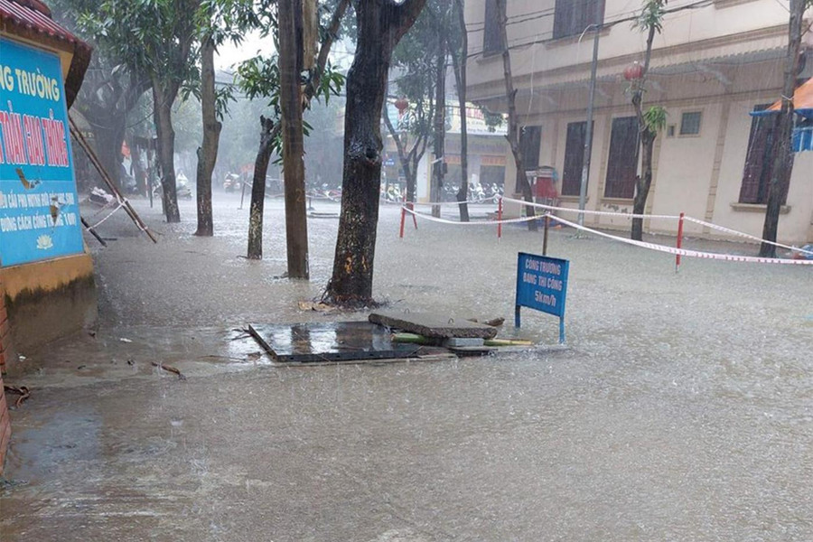 Nước ngập tuyến đường đang thi công dở dang buộc phải cấm người qua lại. Nước ngập tuyến đường đang thi công dở dang buộc phải cấm người qua lại.