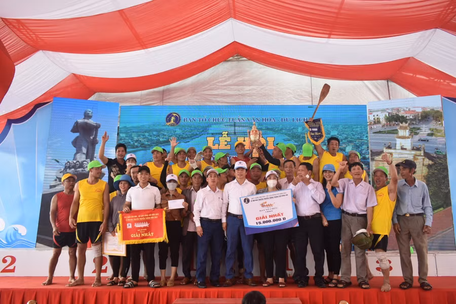 Ban tổ chức đã trao giải Nhất cho đội đua thôn Đồng Dường (xã Bảo Ninh).