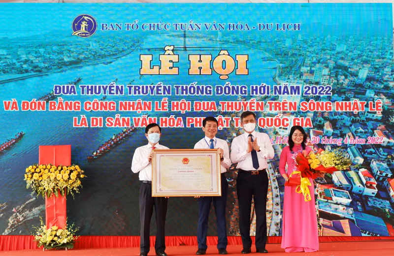 TP Đồng Hới vinh dự đón Bằng công nhận Lễ hội đua thuyền truyền thống trên sông Nhật Lệ là Di sản văn hoá Phi vật thể Quốc gia.