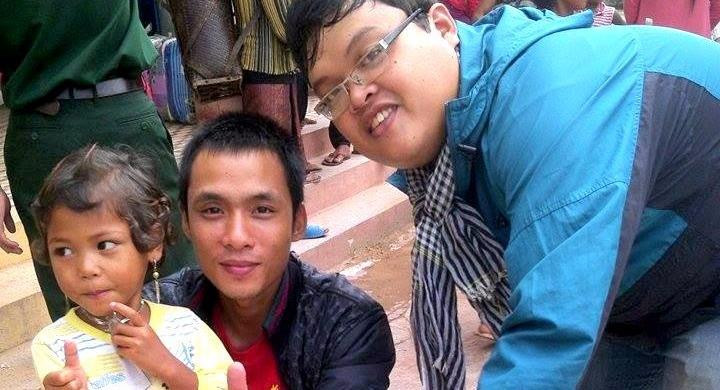 Quang Duy (giữa) cùng bạn và trẻ có hoàn cảnh khó khăn trong một hoạt động thiện nguyện vì cộng đồng