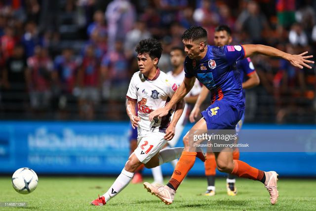 Trung vệ hộ pháp Elias Dolah (cao đến 1m96) cũng chưa hề xuất hiện trong trận lượt đi ở sân Thammasat Trung vệ hộ pháp Elias Dolah (cao đến 1m96) cũng chưa hề xuất hiện trong trận lượt đi ở sân Thammasat